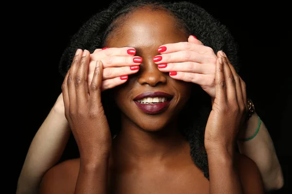 Retrato Uma Jovem Mulher Africana Bonita Com Cabelo Encaracolado Preto — Fotografia de Stock