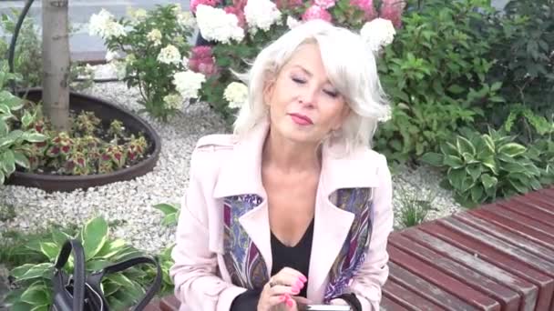 Portrait Une Belle Femme Âge Aux Cheveux Blancs Elle Parle — Video