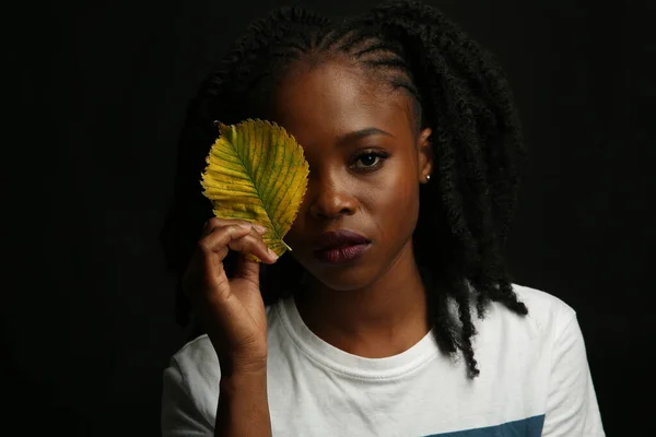 Portrait Une Jeune Belle Femme Africaine Aux Cheveux Bouclés Noirs — Photo