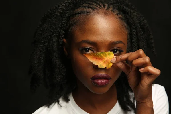 Portrait Une Jeune Belle Femme Africaine Aux Cheveux Bouclés Noirs — Photo