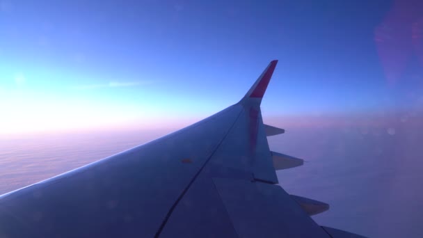 Pencere Deliğinden Uçağın Kanadını Görebilirsiniz Bulutların Yeryüzünün Arka Planına Karşı — Stok video