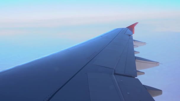 Через Отвір Видно Крило Літака Фоні Яскравого Блакитного Неба Хмар — стокове відео
