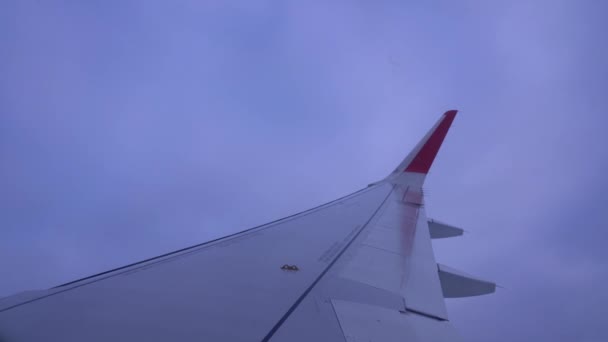 Pencere Deliğinden Uçağın Kanadını Görebilirsiniz Havada Bulutların Arasında Uçuyor Düşüyor — Stok video