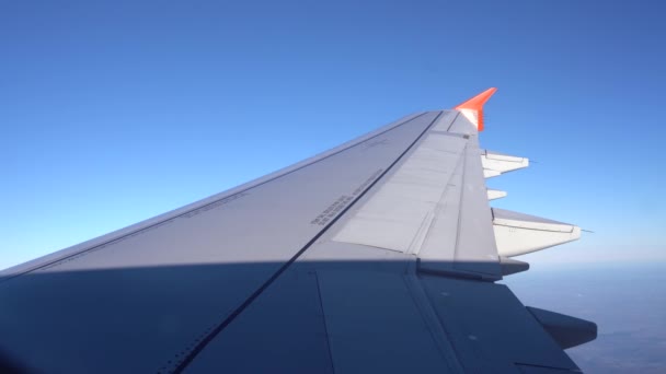 Через Вікно Видно Крило Літака Літак Приземляється Задньому Плані Видно — стокове відео