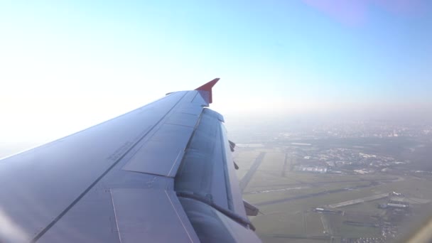 Través Ventana Puede Ver Ala Del Avión Avión Está Aterrizando — Vídeo de stock