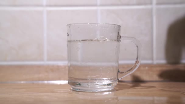 Una Mesa Madera Hay Vaso Agua Transparente Mano Una Mujer — Vídeo de stock