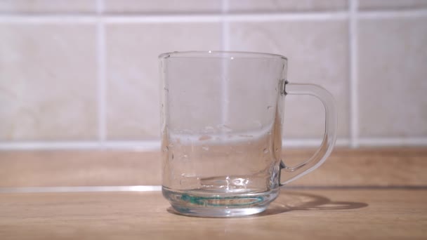 Háttérben Egy Asztal Egy Átlátszó Üveg Öntött Limonádé Citrommal Öntsük — Stock videók