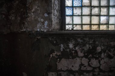 Sanat fotoğrafçılığı, kırık bir duvar ve küçük karelerden yapılmış kırık bir pencere.