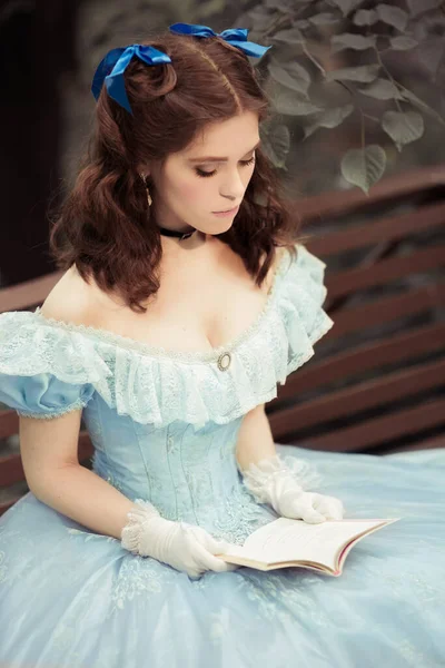 Una Joven Hermosa Con Vestido Azul Completo Con Pelo Rizado —  Fotos de Stock