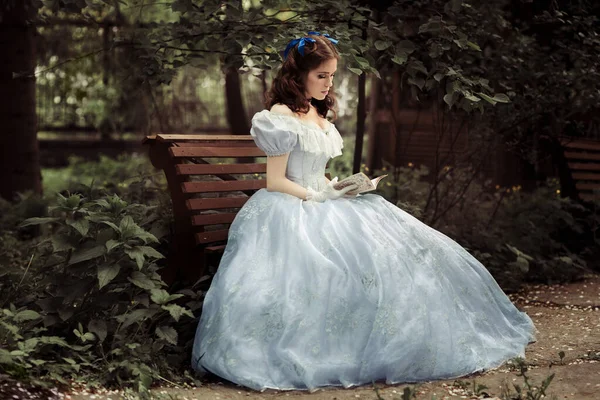 Una Joven Hermosa Con Vestido Azul Completo Con Pelo Rizado —  Fotos de Stock