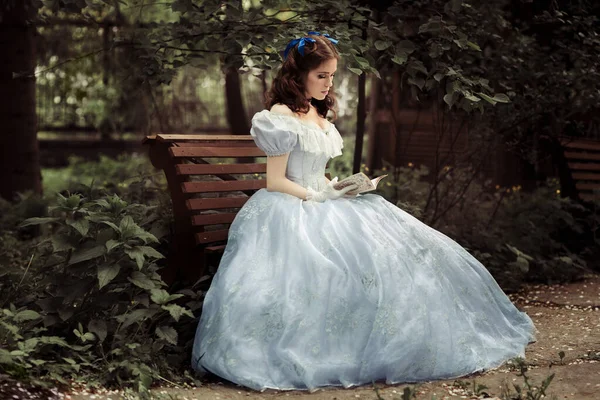 Una Joven Hermosa Con Vestido Azul Completo Con Pelo Rizado Imagen de archivo
