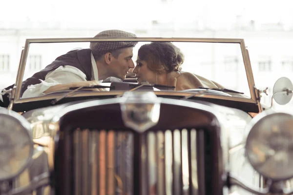 Young Couple Stands Next Retro Car Man Reaches Out Woman — Stock Photo, Image