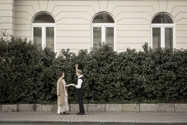 Mladý Pár Stojí Pozadí Budovy Velkých Zelených Keřů Muž Žena — Stock fotografie