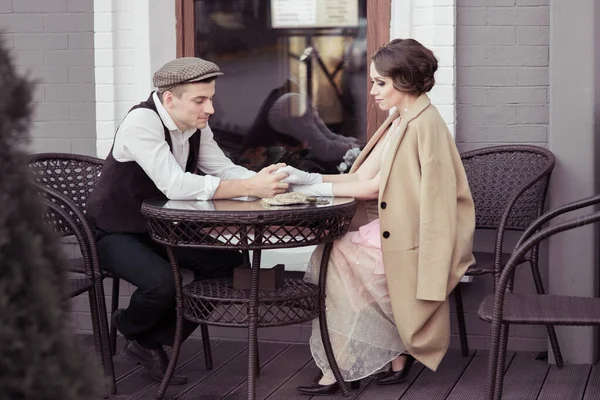 Young Man Woman Sitting Table Cafe Talking Something Clothing Retro — Stock Photo, Image