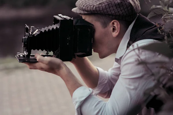 Jovem Tira Fotos Com Uma Câmera Retro Enquanto Caminha — Fotografia de Stock