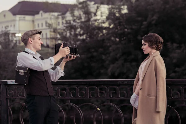 Young Couple Photographed Retro Camera While Walking Park Woman Stands — Stock Photo, Image
