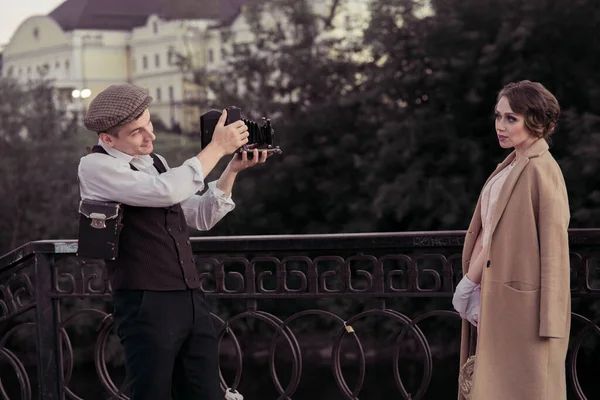 Young Couple Photographed Retro Camera While Walking Park Woman Stands — Stock Photo, Image