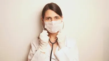 Yüzünde ve eldivenlerinde beyaz steril bir maske olan terapist, hastanın stratoskobu öne koymasını dinleyecek ve her şeyin yolunda olduğunu gösterecek.