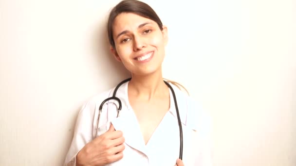 Una Hermosa Doctora Mira Espectador Sonríe Asiente Escucha Está Acuerdo — Vídeos de Stock