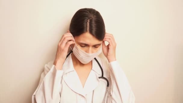 Una Graziosa Dottoressa Guarda Seriamente Spettatore Prende Respiro Profondo Indossa — Video Stock