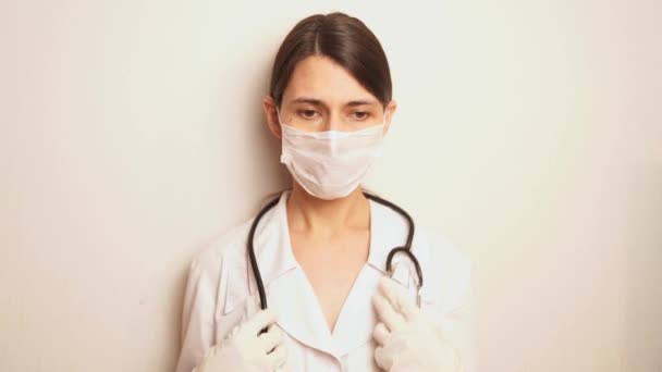 Kobieta Lekarz Białej Jednorazowej Masce Ochronnej Rękawicach Jednorazowego Użytku Pokazuje — Wideo stockowe