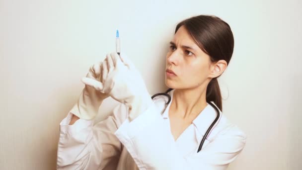 Mujer Médico Guantes Desechables Goma Prepara Una Inyección Una Jeringa — Vídeo de stock