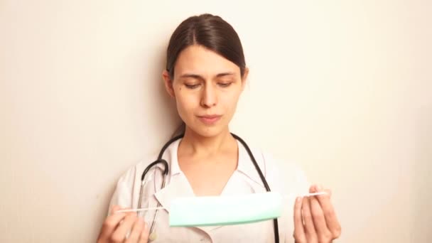 Giovane Medico Bella Donna Mostra Indossa Una Maschera Blu Usa — Video Stock