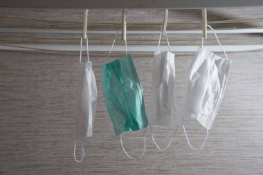   Kurutucuya asılacak yüz için dört adet tek kullanımlık maske. Açık, eksiklik ya da yokluk kavramı                                 
