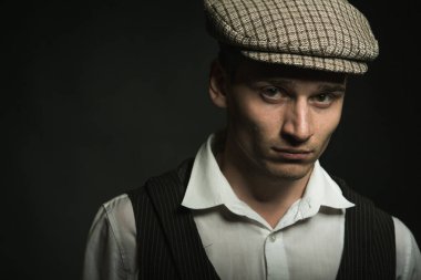 Genç bir adamın portresi. Eski tarz bir takım elbiseyle. Tarihi yeniden yapılandırma