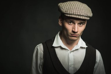 Genç bir adamın portresi. Eski tarz bir takım elbiseyle. Tarihi yeniden yapılandırma