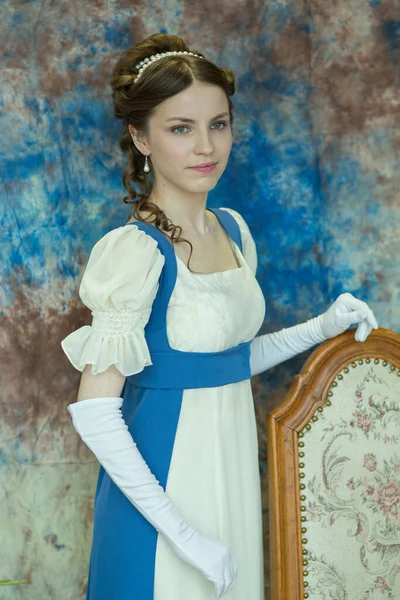 Uma Menina Vestido Longo Azul Branco Ele Olha Para Lado — Fotografia de Stock