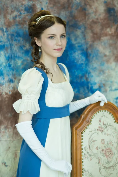 Une Jeune Fille Dans Une Longue Robe Bleu Blanc Regarde — Photo