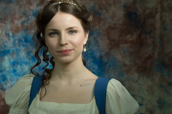 Portrait Une Jeune Fille Avec Belles Boucles Regarde Caméra Sourit — Photo