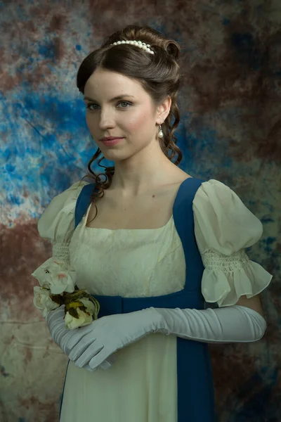 Uma Menina Vestido Longo Azul Branco Olha Para Lado Segurar — Fotografia de Stock