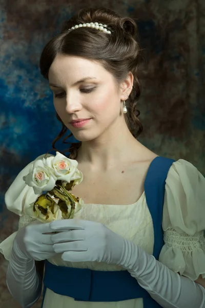 Uma Menina Vestido Longo Azul Branco Olha Para Flores Sorri — Fotografia de Stock