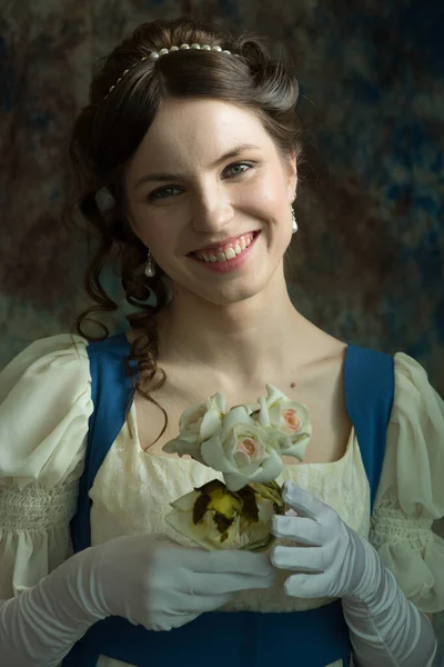 Une Jeune Fille Dans Une Longue Robe Bleu Blanc Regarde — Photo