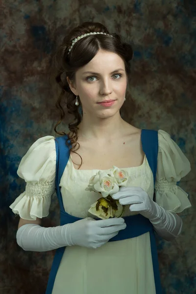 Une Jeune Fille Dans Une Longue Robe Couleur Blanche Bleue — Photo