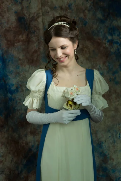 Uma Jovem Vestido Longo Cor Branca Azul Olha Para Chão — Fotografia de Stock