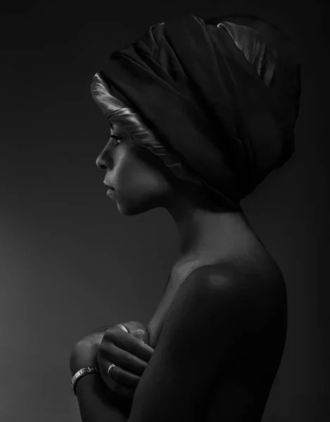 Африканская Женщина Стоит Черном Фоне Открытыми Плечами Держит Грудь Руками — стоковое фото