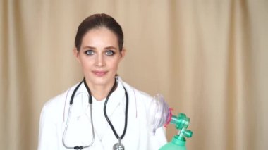 Mavi gözlü kız kameraya bakar ve solunum cihazını gösterir, sonra da her şeyin yoluna gireceğini gösterir. Evde oturma konsepti, karantina, vantilatör