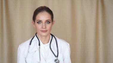 Mavi gözlü kadın bir doktor kameraya bakar ve solunum cihazını gösterir, sonra solunum cihazına hayır der, ve evet, evde kalmak iyidir. Evde oturma konsepti, karantina, vantilatör