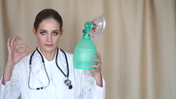 Uma Médica Feminina Olha Para Câmera Mostra Dispositivo Ventilação Pulmonar — Vídeo de Stock
