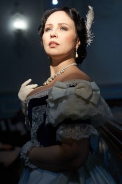 Güzel bir kız, aşağı yakalı, eski tarz, siyah saçlı, beyaz tüylü. Tarihsel yeniden yapılanma.                                