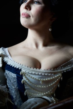 Güzel bir kız, romantik bir elbise içinde, retro tarzı. Dekoltenin manzarası. Tarihi yeniden yapılandırma                                 