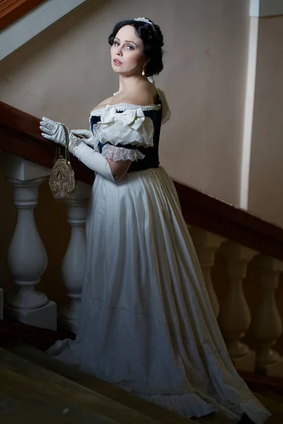 Όμορφο Κορίτσι Ρομαντικό Φόρεμα Ρετρό Στυλ Σκούρα Μαλλιά Στέκεται Στον — Φωτογραφία Αρχείου