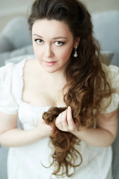 Ein Junges Mädchen Mit Langen Haaren Einem Weißen Kleid Sitzend — Stockfoto