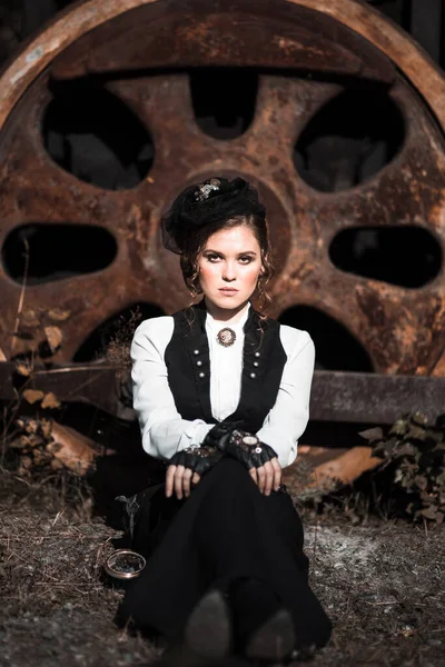 Mladá Žena Retro Obleku Sedící Pozadí Rezavého Železničního Kola Auta — Stock fotografie