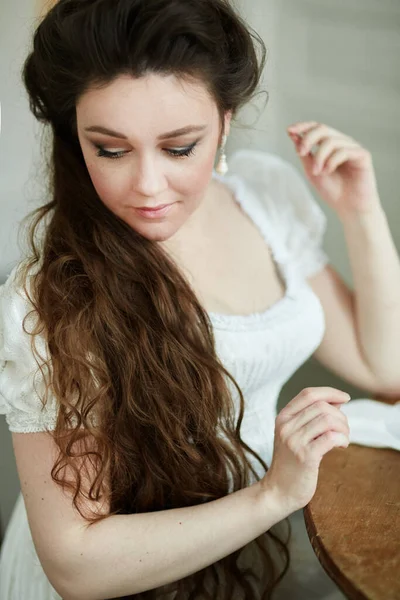 Portret Van Een Mooie Vrouw Met Lang Haar Een Lange — Stockfoto