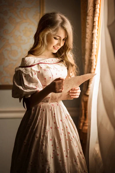 Retrato Una Joven Pie Cerca Ventana Sonriendo Leyendo Una Carta Imagen de stock