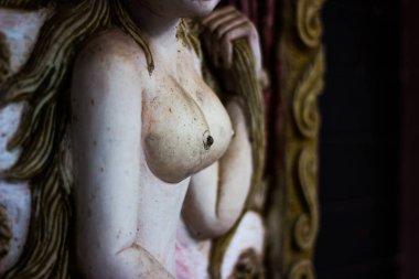 Denizkızı heykeli cliff arka plan üzerinde